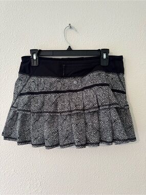 Lululemon Size 8 - Pace Setter Skirt in the Plush Petal Black Ghost print